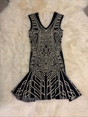 Ark & Co Black and Cream Geometric V-Neck Mini Dress